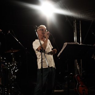 Melovics Csaba (ének, léggitár) 