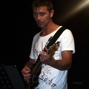 Polgár István (gitár, léggitár) 