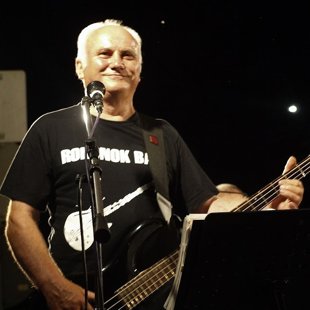 Juhász Imre (zenekarvezető, basszusgitár, ének) 